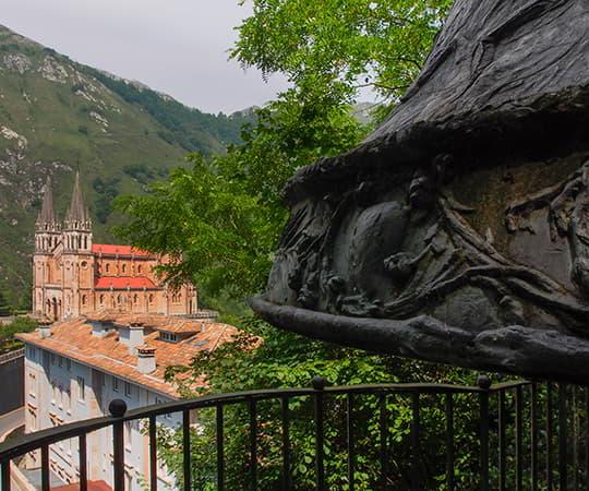 La campanona y al fondo la Basílica de Covadonga