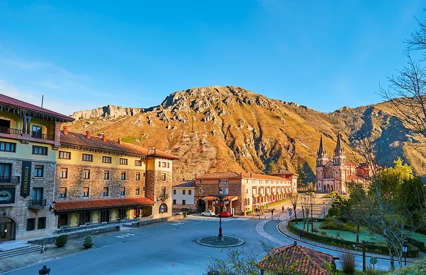 Vista exterior de la Basílica de Covadonga y su entorno.
