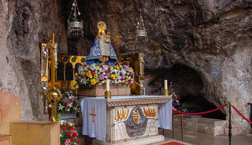 Virgen de Covadonga en la Santa Cueva.