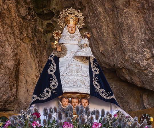 La Virgen de Covadonga y sus mantos