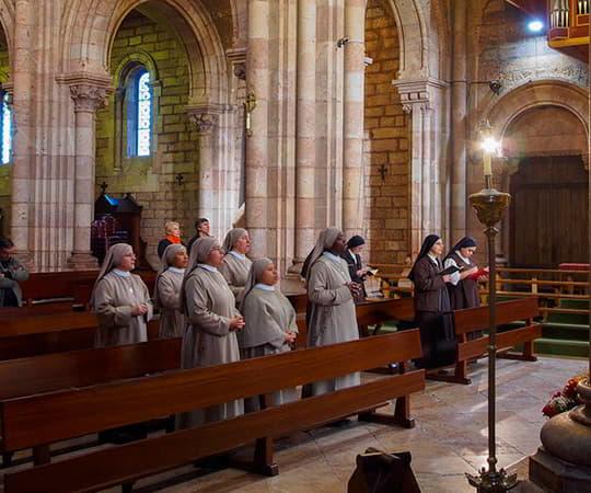Órdenes religiosas femeninas en el interior de la Basílica.