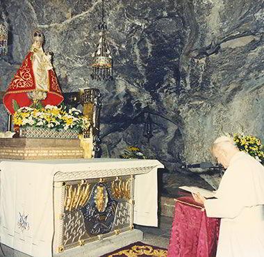 Juan Pablo II rezando delante de la Virgen de Covadonga.