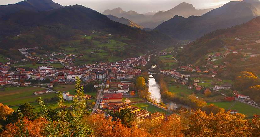 Panorámica de Cangues d' Onís/Cangas de Onís desde Llueves