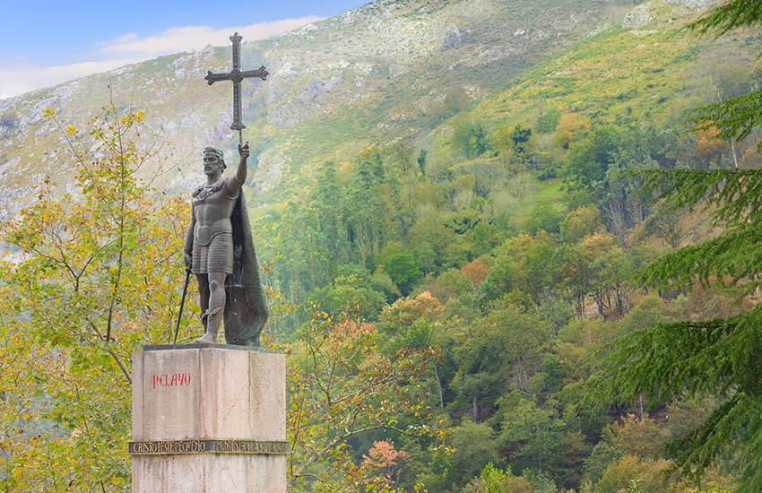 Estatua del Rey Pelayo y su entorno en Covadonga.