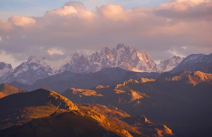 Vista de los Picos de Europa desde Llueves.