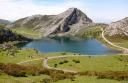 Vue du haut du lac avec les montagnes en arrière-plan