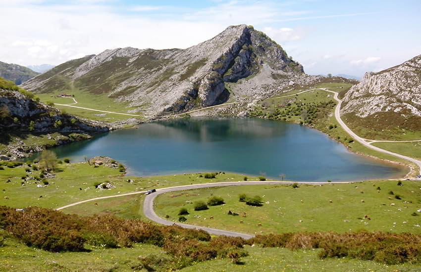 Vista del Lago Enol con la montaña detrás.