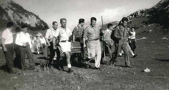Personas acompañando a Pedro Pidal en los Picos de Europa