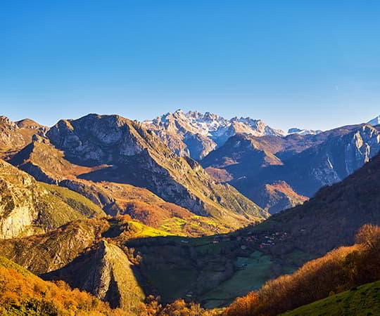 Vista panorámica Picos de Europa desde Villaverde (Amieva).