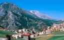 Pueblo asturiano con casas de piedra rodeado de imponentes montañas
