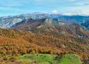 Panorámica de las montañas y valles circundantes, con vegetación variada y colorida