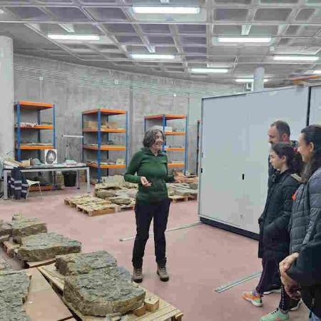 Visita a los laboratorios y a la litoteca con el equipo científico. Visita guiada en Colunga