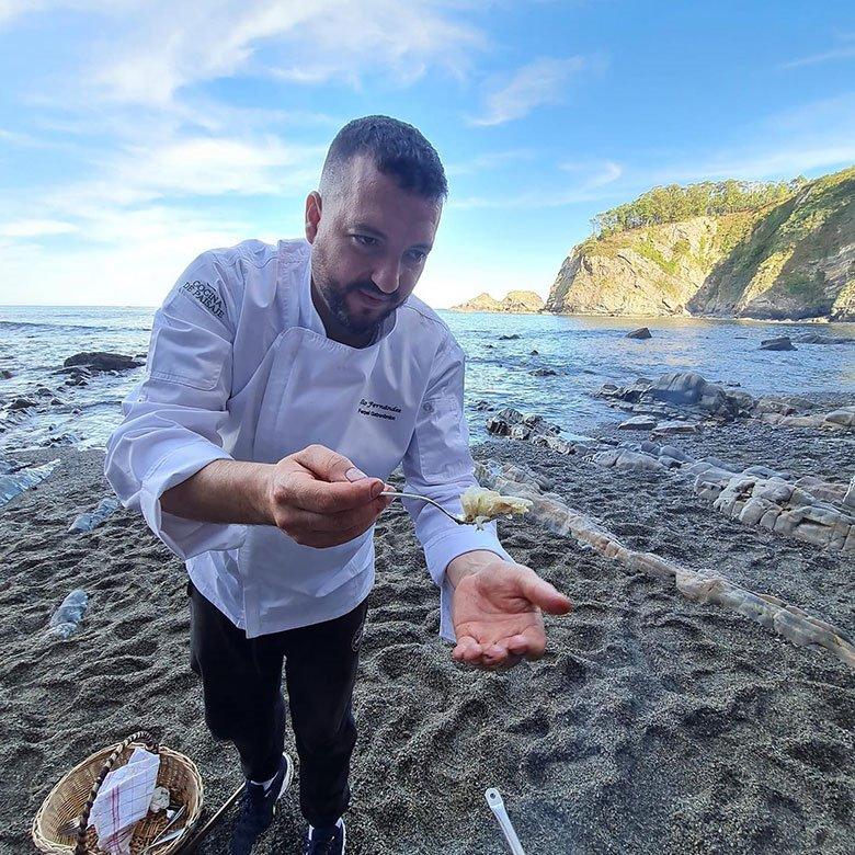 Imagen del cocinero Elio Fernández en una playa de Coaña