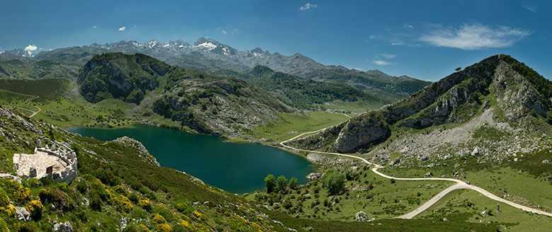 Foto del lago Enol in primo piano e di alcune cime dei Picos de Europa sullo sfondo, dal Mirador de la Princesa.