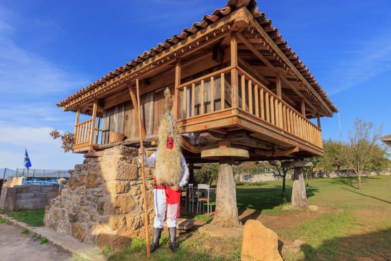 Immagine di un albero di sidro in un hórreo a Valdesoto (Siero)
