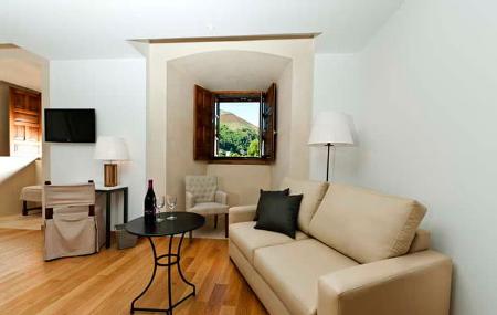 Salón en una de las habitaciones del Parador Monasterio de Corias