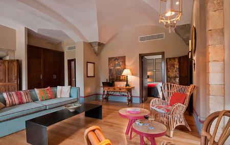 Salón en una de las habitaciones del Parador Monasterio de Corias