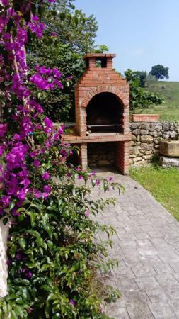 Zona de barbacoa de la Casa de Aldea La Llosa-Noriega en Ribadedeva