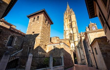 Calle Santa Ana y Catedral de El Salvador