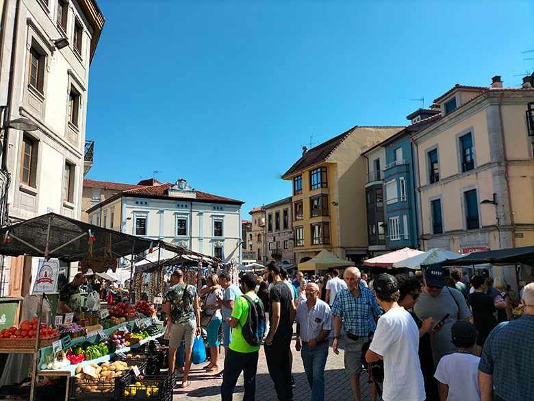 Imagen de gente en una jornada del mercado en Grau/Grado.