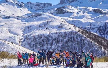 Group in winter mountain environment - ADN Astur. Mountain and MTB guides