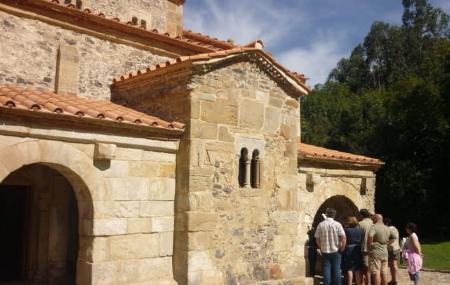 Grupo belga con la guía Guiastur en una iglesia histórica de Asturias