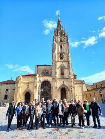 Grupo brasileño en visita guiada a la Catedral de Oviedo/Uviéu