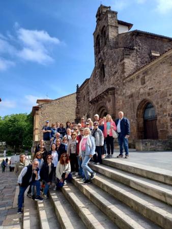 Grupo en visita guiada a una iglesia histórica de Asturias