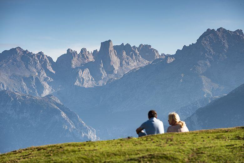 Foto di due persone che osservano il Picu Urriellu dalla Majada de Tebrandi ad Asiegu, Cabrales.