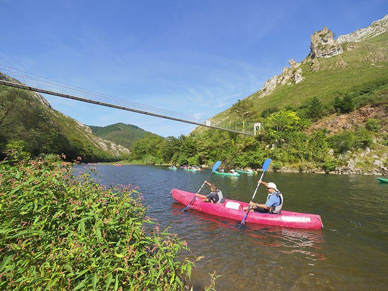 Foto de dos personas realizando el descenso del Sella en una canoa.