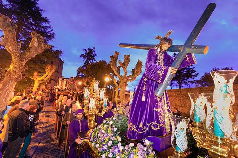 Imagen de una procesión de la Semana Santa de Villaviciosa.