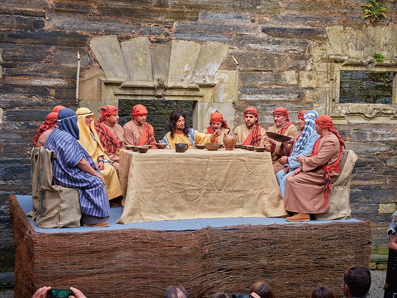 Una escena del Vía Crucis Viviente de Villanueva de Oscos representando la última cena.