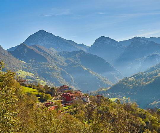 Foto panorámica del pueblo de Cazu y el paisaje de su entorno en el concejo de Ponga