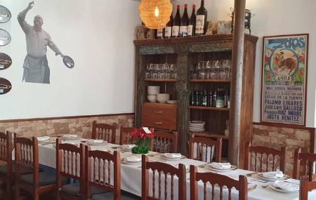 Restaurante Repinaldo – comedor con mesa preparada y detalle de decoración interior