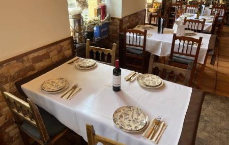 Restaurante Repinaldo – mesa preparada con vino en el comedor