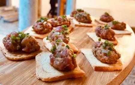 Aperitivo de carne sobre tostada crujiente
