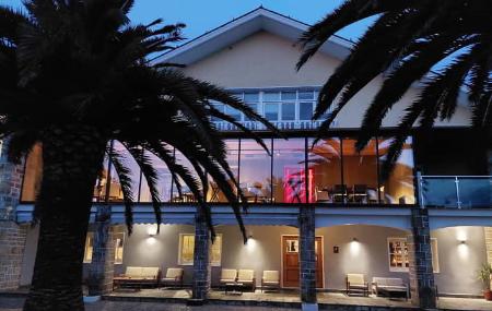 Fachada acristalada del restaurante al anochecer