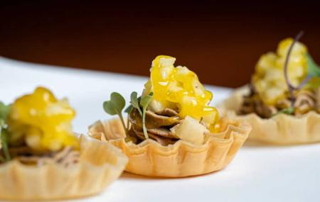 Bocados crujientes con crema y fruta