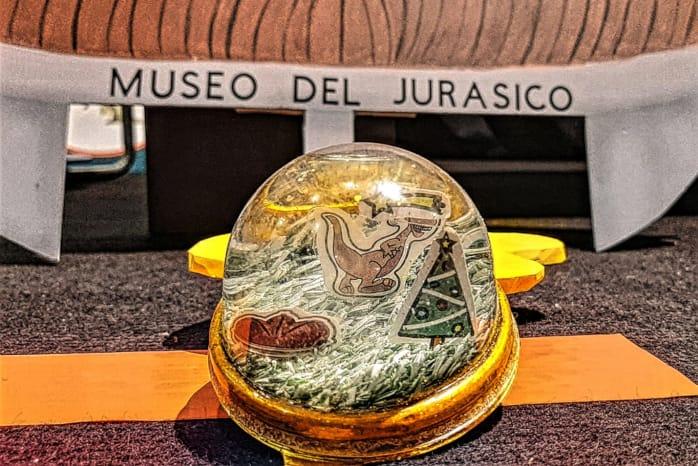 Imagen de una bola de agua artesanal realizada en los talleres de Navidad del Museo del Jurásico de Asturias