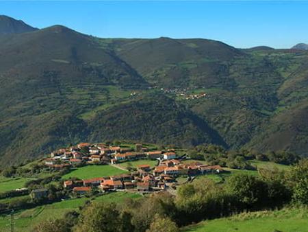 Imagen Vue panoramique du village de San Martín de Ondes, dans la commune de Belmonte de Miranda, et de ses environs.