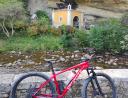 Bicicleta de mountain bike frente al Santuario de la Virgen de la Cueva