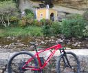 Bicicleta de montanha em frente ao Santuário da Virgen de la Cueva