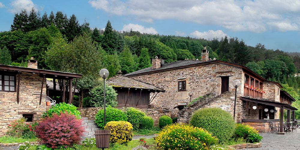 Fachada del Hotel la Rectoral de Taramundi y su entorno.