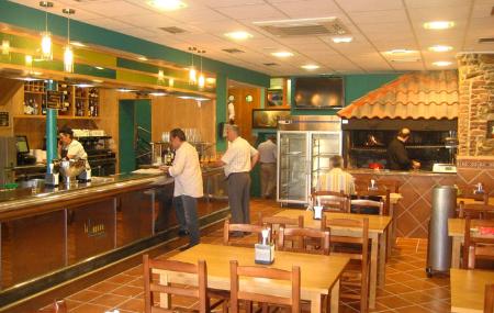 Interior del restaurante sidrería La Laguna del Río III