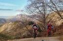 Ciclistas ascendiendo al Mirador de Següencu con montañas al fondo