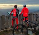 Dos ciclistas admirando las vistas de las montañas en el Mirador de Següencu