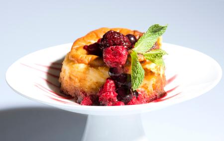 Tarta de queso con base de marañuela y puré de frambuesa del Restaurante La Playa de Luanco