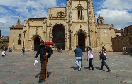 Pèlerin à la cathédrale d'Oviedo/Uviéu