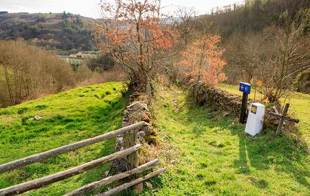 Mojón Camino de Santiago a Ferroy e Pola de Allande sullo sfondo.