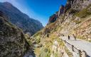 Inicio de la Ruta del Cares en Poncebos con senderistas caminando junto al río